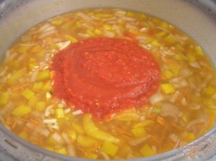 Еще через 5 минут влить томат, перемешать.