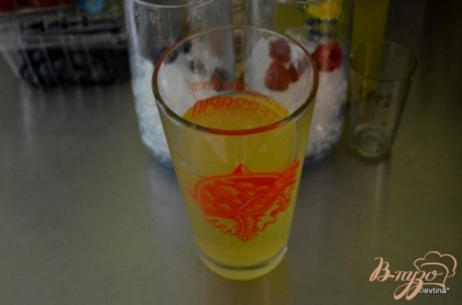 Сначала газирован.воду и лимончелло смешаем вотдельной емкости. Ягоды и лед выложим на дно бокала ,а затем смесь лимончелло.