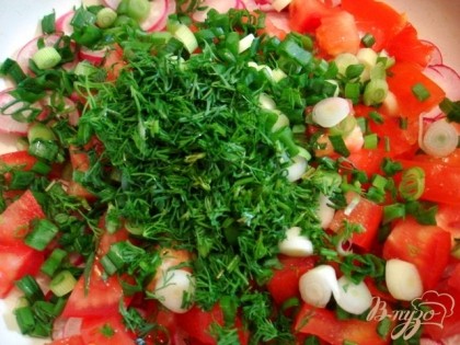 Мелко режем укроп и добавляем в салат.