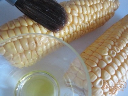 Остатками масла смазать початки кукурузы.
