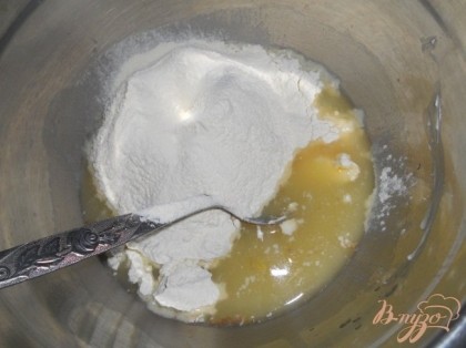 Делаем тесто 2 - воду смешать с яйцом, добавить уксус, соль и всыпать муку.