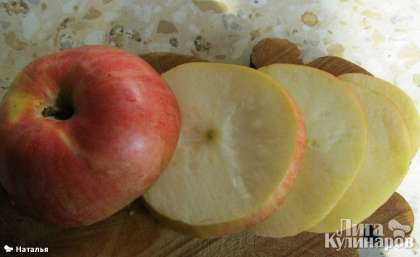 Яблоки помыть и нарезать кружочками.