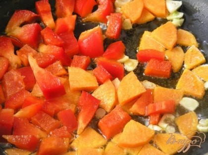 На растительном масле обжарить нарезанный чеснок, добавить морковь и перец. Обжарить все вместе до мягкости.