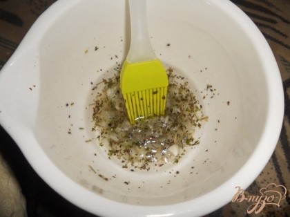 Растолочь чеснок и прованские травы с оставшимся маслом, в кипятке развести морскую соль.