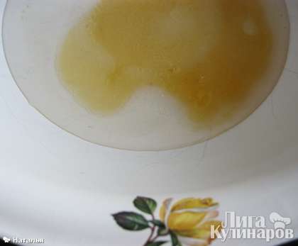 В миску насыпать сахар, налить воду, положить мед и прогреть до полного растворения сахара. Не кипятить.