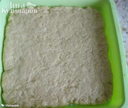 Раскатываем тесто и укладываем в форму для выпекания. Ставим в духовку и выпекаем примерно 20-25 минут при температуре 180-200 градусов.