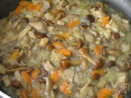 Затем добавить нарезанную морковь и грибы. Готовить, пока не испарится лишняя жидкость.