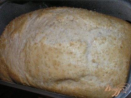 Готовый хлеб вынуть из хлебопечки. остудить на решетке и подавать.