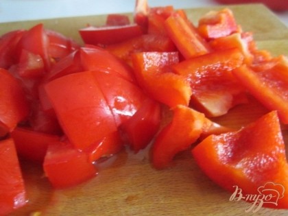 Половинку перца и томаты нарезать на кусочки.