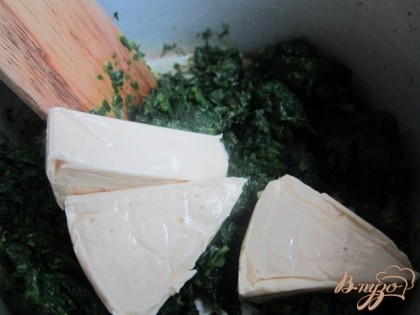 Шпинат разморозить, выложить в небольшой сотейник и нагреть.Затем добавить плавленный сыр .