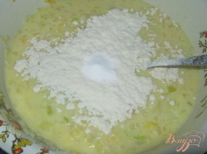 Для ленивого теста смешать кефир, яйца, добавить муку с разрыхлителем и соль. Перемешать до однородного состояния. Получается жидкое тесто для заливки пирога (как на оладьи).