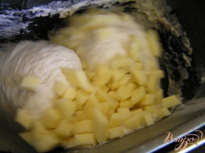 После звукового сигнала добавить сыр, нарезанный маленькими кубиками.