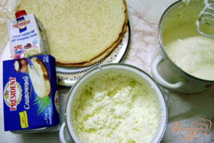 Взбить сыр с сахарной пудрой, отдельно взбить сливки. Выложить сливки в сыр, аккуратно перемешать ложкой.