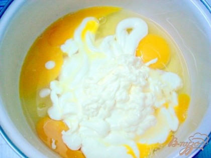 Смешать яйца, сметану, соду, добавить муку, замесить жидкое тесто.