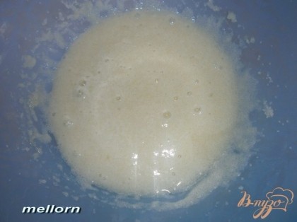 Масло растопить и охладить.Яйцо взбить с сахаром. Продолжая взбивать добавить сливки и масло.