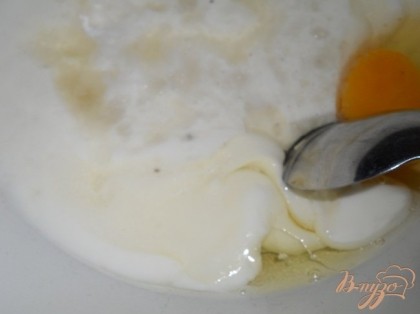 Йогурт смешать с яйцом и растопленным маслом, посолить и добавить соду.