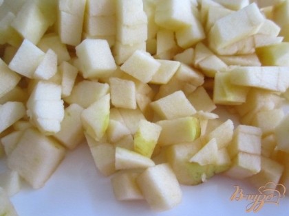 Яблоки почистить от кожуры и семечек.Нарезать на мелкие кубики.