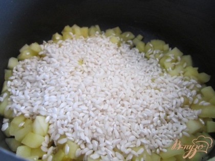 Насыпать рис, налить 200 мл. воды и оставить готовиться на тихом огне.