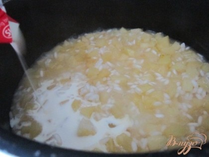 За 5 мин. до окончания варки влить сливки.Накрыть крышкой и довести до готовности. В самом конце добавить сахар и соль по вкусу.