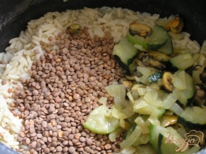 Через 20 минут от начала варки риса открыть мультиварку, вынуть узелок с грибами и добавить чечевицу и обжаренные овощи с мидиями, посолить, поперчить, перемешать.