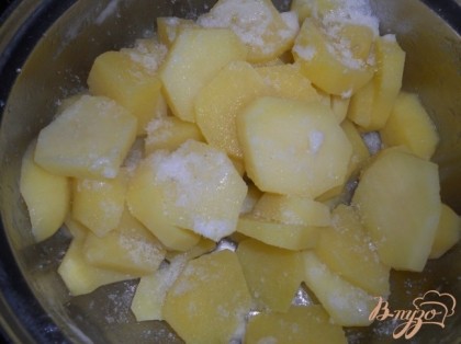 Картофель нарезать толстыми кружками и проварить 2 минуты, слить воду и посолить.
