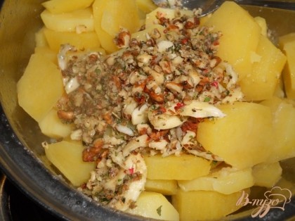 В ступке перетереть орехи, чеснок и прованские  травы, добавить к картофелю, перемешать.