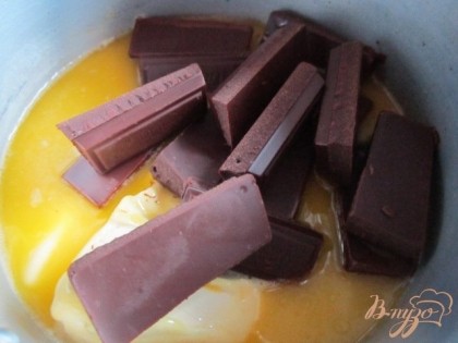 Растопить сливочное масло с шоколадом.
