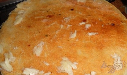 Готовый горячий хлеб смазать чесноком, растолченном в ложке кипятка с солью.