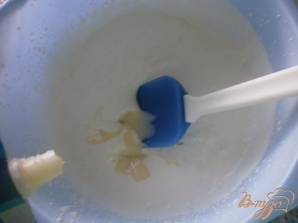 Приготовить крем. Сливки взбить до «мягких пиков». В сливки тонкой струйкой влить сгущенное молоко (количество молока лучше ориентироваться по вкусу) и аккуратно ложкой размешать.
