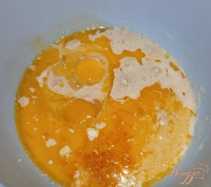 Натереть на мелкой терке цедру, из апельсина выжать сок (у меня 75 мл).К подошедшей опаре добавить растопленное масло, соль, цедру и апельсиновый сок, яйца.