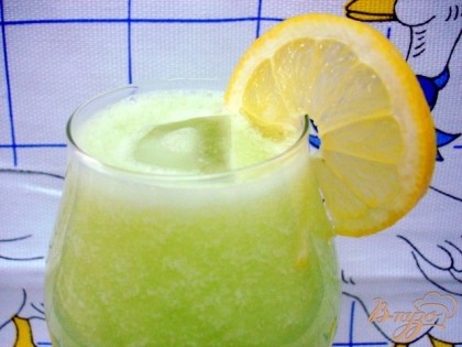 Фужеры заполнить льдом и залить огуречным соком.На кромку фужера прицепить дольку лимона.