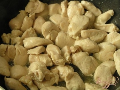 На смеси сливочного (10 г) и растительного масел обжарить куриную грудку, нарезанную небольшими кусочками. Выложить в миску.