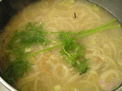 Влить бульон, добавить веточки укропа, накрыть крышкой, готовить 20-25 минут, пока не впитается вся жидкость в рис.