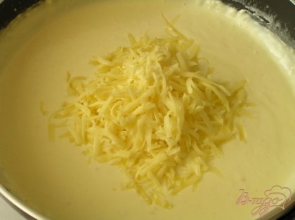 Желтки взбить со сливками, ввести в горячий соус, перемешать, довести до кипения, снять с огня и добавить тертый сыр, перемешать до расплавления сыра.