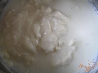 Добавить творожный сыр, перемешать. Желатин залить водой на 10 минут, затем отжать и распустить в горячем молоке, влить в творожно-зефирную массу и все взбить.