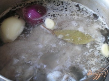 Свинину хорошо промыть, положить в кастрюлю (4л), залить холодной водой, довести до кипения. В луковицу воткнуть гвоздику, добавить в кастрюдю с лавровым листом, готовить на маленьком огне около 1,5 часов, время от времени снимая пену.