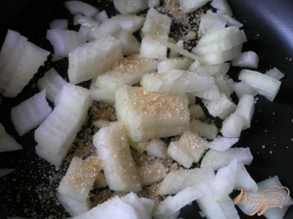 А пока нарезать вторую луковицу, выложить на сухую разогретую сковороду (жира в супе и так достаточно), засыпать коричневым сахаром и слегка карамельзировать лук,