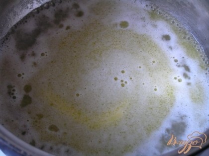 Вскипятить в кастрюльке воду со сливочным маслом, солью и сахаром, снять с огня.