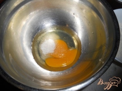 Яйцо растереть с ванильным сахаром, влить сливки и перемешать, добавить цуккаты, перемешать.