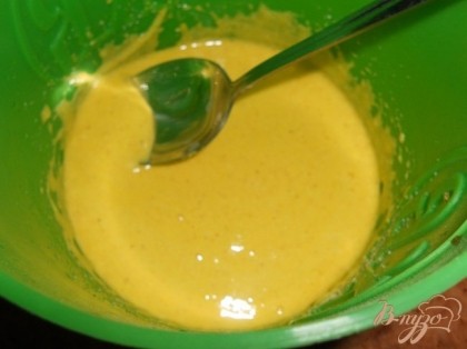 Желтки растеретьс сахаром и с ванильным сахаром, добавить манку перетереть.