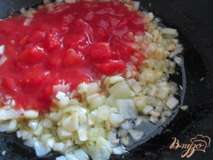 Выложить консервированные томаты, размешать, накрыть крышкой и потушить 10 мин.Затем посолить по вкусу.