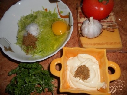 Кабачок натереть на терку, добавить яйцо, соль и специи по вкусу.