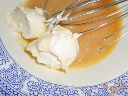 Желтки растереть с сахаром и сливочным маслом в однородную массу, добавить сметану.