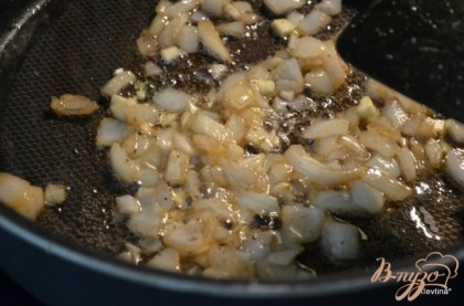 Разогреть олив.масло на непригораемой сковороде и обжарить лук слегка, затем добавить чеснок, тимьян.