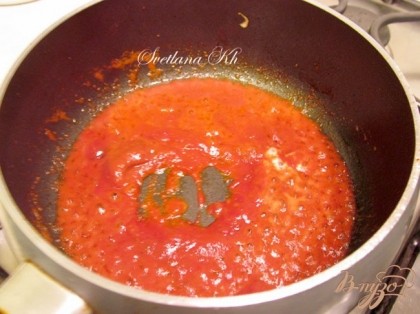 В этом же сотейнике растопить сливочное масло, соединить его с томатной пастой. Посолить по вкусу и добавить щепотку сахара, совсем немного. На этом этапе вы можете положить ваши любимые специи. Я всегда добавляю еще красный перец или паприку. Слегка прожарить смесь и налить стакан воды. Дать покипеть 2 минуты и выключить. Нужно смотреть, чтобы красного соуса хватило полить обе порции, его должно быть достаточно и для пропитки хлеба. Он имеет кисловатый вкус, сладким быть не должен.