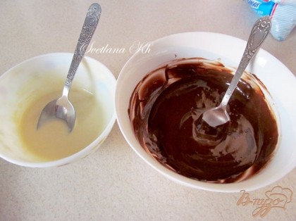 Подготовить глазурь. Шоколад растопить в микроволновке, смешать с ч.л. растительного масла, хорошо размешать до блеска. Отдельно черный и белый.