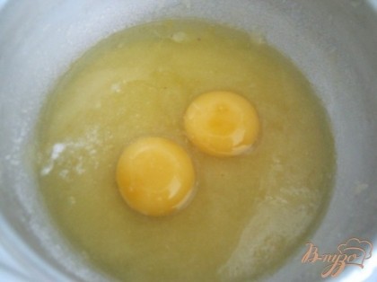 Для теста взбить добела 100 г сливочного масла с 2/3 ст. сахара, добавить яйца и ванилин, взбивать еще 3 минуты.
