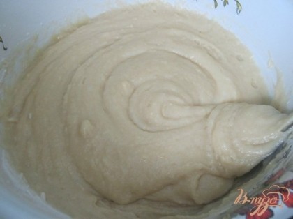 Тесто должно быть густым, как сметана. Вылить тесто на абрикосы. Выпекать пирог 30-35 минут (иногда до 45 мин в зависимости от формы) при температуре 180 градусов.