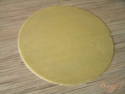 Охлажденное тесто раскатать на тонкие лепешки диаметром 18 см. Я еще подравнивала лепешки в сыром виде, но можно подрезать и после выпечки, по желанию.