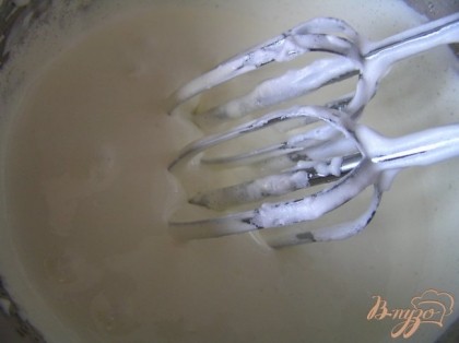Приготовить бисквит. Желтки взбить с сахаром (70 г) и водой до пышной массы.
